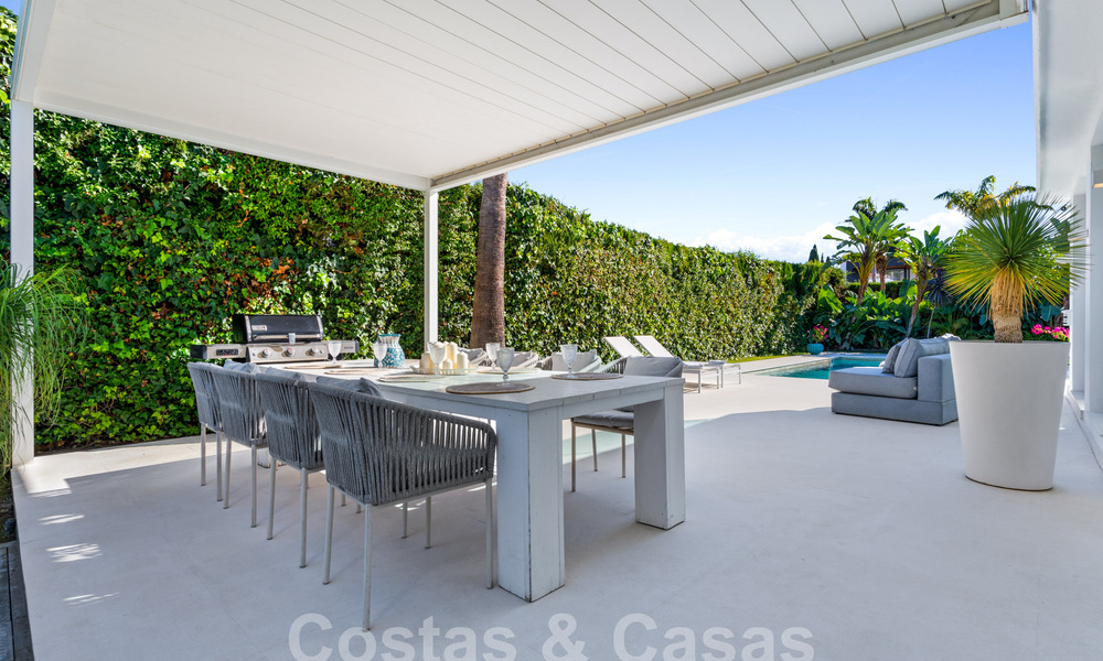 Moderna villa de lujo en venta con arquitectura mediterránea contemporánea situada en el valle del golf de Nueva Andalucía, Marbella 63000