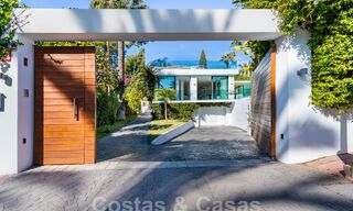 Moderna villa de lujo en venta con arquitectura mediterránea contemporánea situada en el valle del golf de Nueva Andalucía, Marbella 63002 