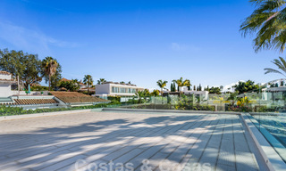 Moderna villa de lujo en venta con arquitectura mediterránea contemporánea situada en el valle del golf de Nueva Andalucía, Marbella 63003 