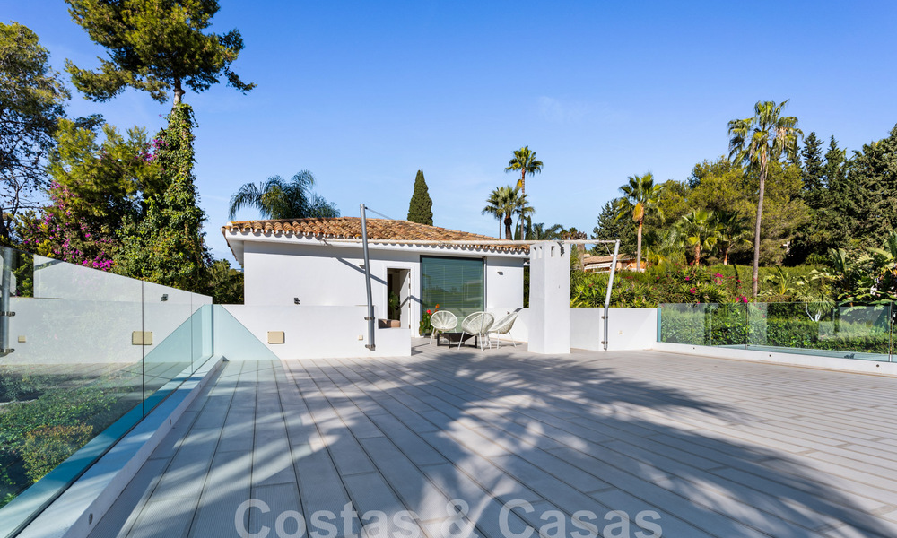 Moderna villa de lujo en venta con arquitectura mediterránea contemporánea situada en el valle del golf de Nueva Andalucía, Marbella 63004