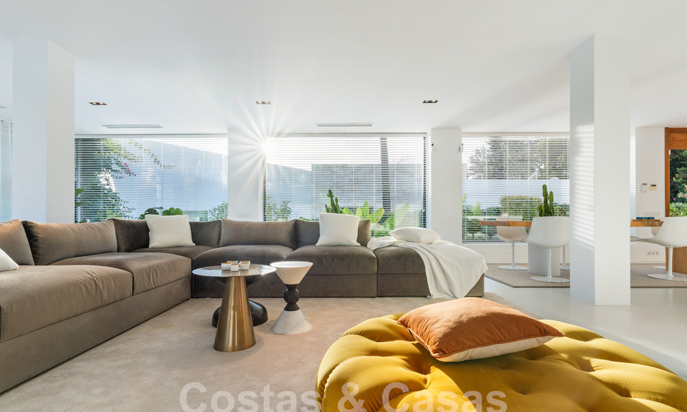 Moderna villa de lujo en venta con arquitectura mediterránea contemporánea situada en el valle del golf de Nueva Andalucía, Marbella 63010