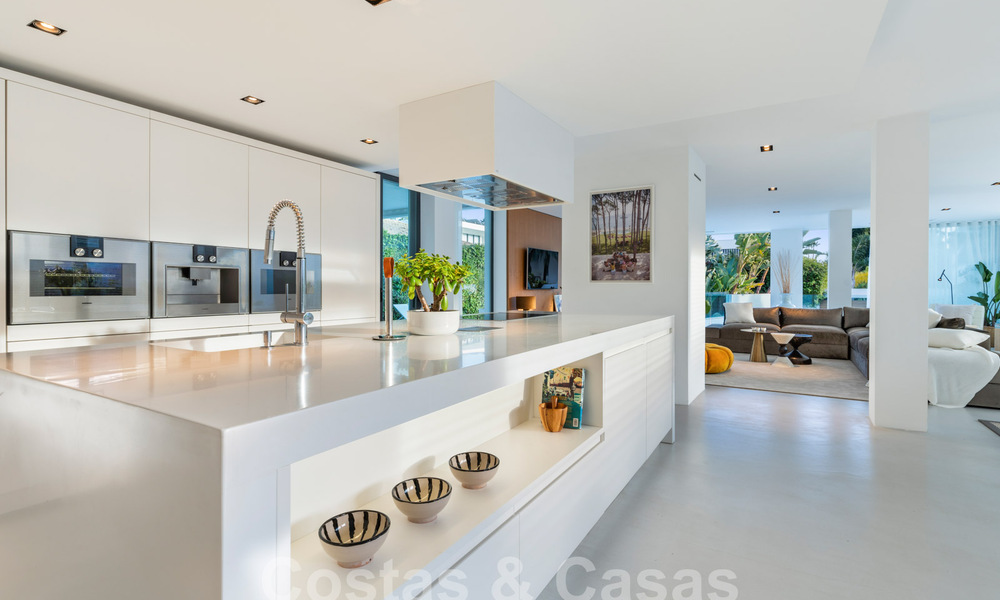 Moderna villa de lujo en venta con arquitectura mediterránea contemporánea situada en el valle del golf de Nueva Andalucía, Marbella 63013