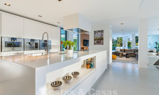 Moderna villa de lujo en venta con arquitectura mediterránea contemporánea situada en el valle del golf de Nueva Andalucía, Marbella 63013 