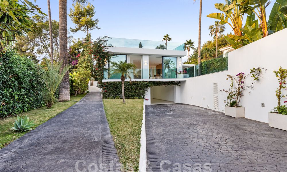 Moderna villa de lujo en venta con arquitectura mediterránea contemporánea situada en el valle del golf de Nueva Andalucía, Marbella 63022