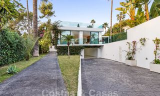 Moderna villa de lujo en venta con arquitectura mediterránea contemporánea situada en el valle del golf de Nueva Andalucía, Marbella 63022 