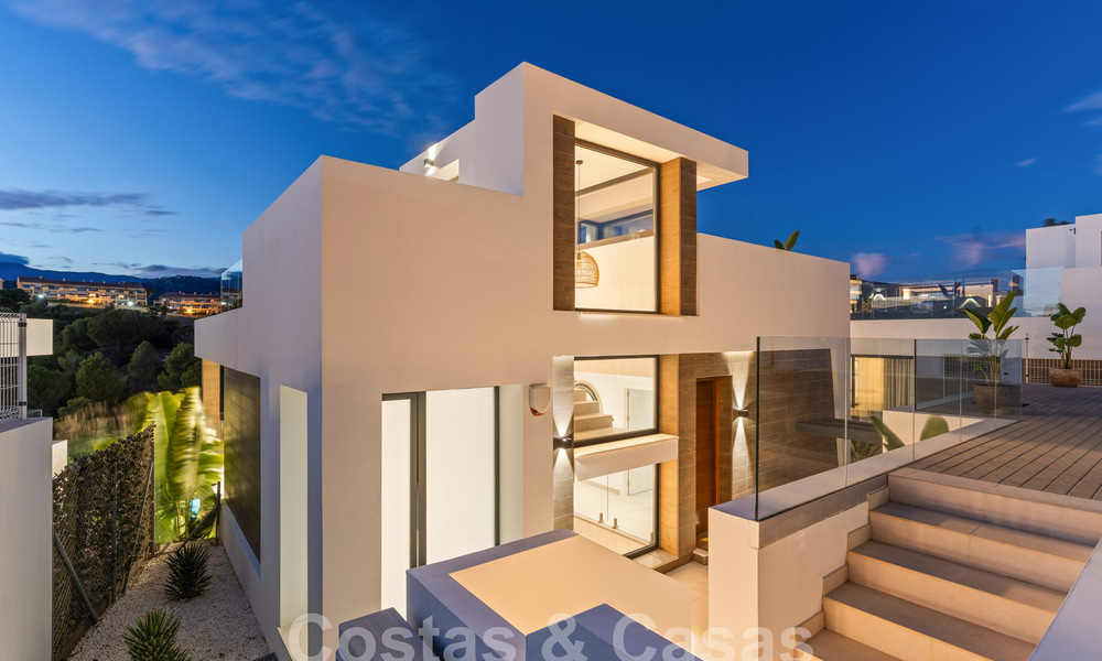 Villa de lujo moderna, lista para entrar a vivir, en venta en un complejo cerrado de golf en la Nueva Milla de Oro, Marbella - Estepona 62899