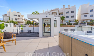 Villa de lujo moderna, lista para entrar a vivir, en venta en un complejo cerrado de golf en la Nueva Milla de Oro, Marbella - Estepona 62902 