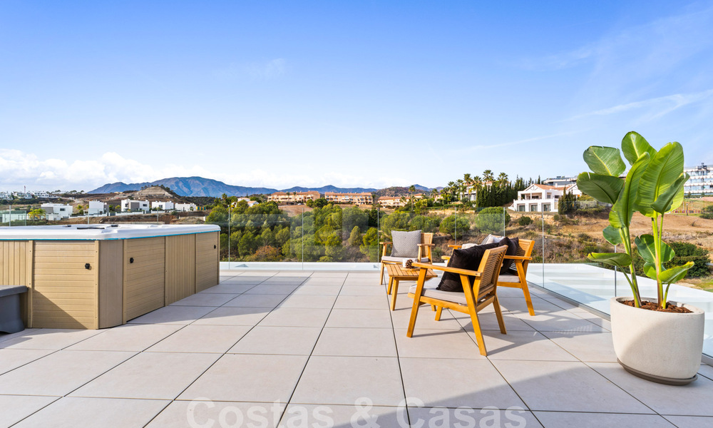 Villa de lujo moderna, lista para entrar a vivir, en venta en un complejo cerrado de golf en la Nueva Milla de Oro, Marbella - Estepona 62903