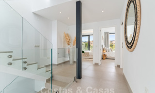 Villa de lujo moderna, lista para entrar a vivir, en venta en un complejo cerrado de golf en la Nueva Milla de Oro, Marbella - Estepona 62906 