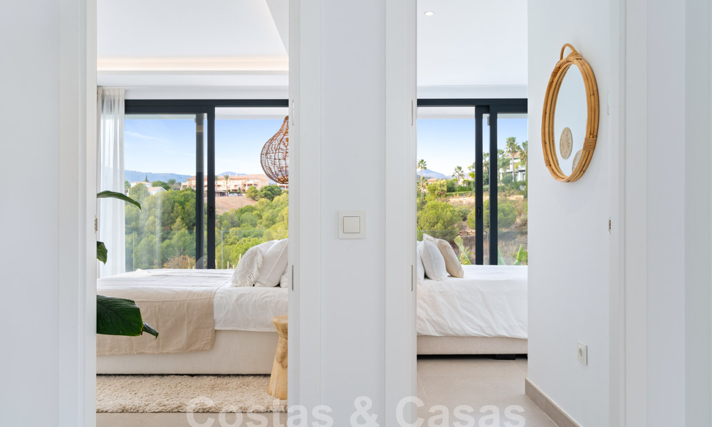 Villa de lujo moderna, lista para entrar a vivir, en venta en un complejo cerrado de golf en la Nueva Milla de Oro, Marbella - Estepona 62907