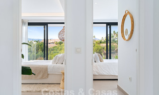 Villa de lujo moderna, lista para entrar a vivir, en venta en un complejo cerrado de golf en la Nueva Milla de Oro, Marbella - Estepona 62907 