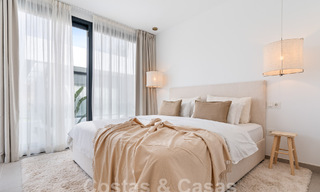 Villa de lujo moderna, lista para entrar a vivir, en venta en un complejo cerrado de golf en la Nueva Milla de Oro, Marbella - Estepona 62908 
