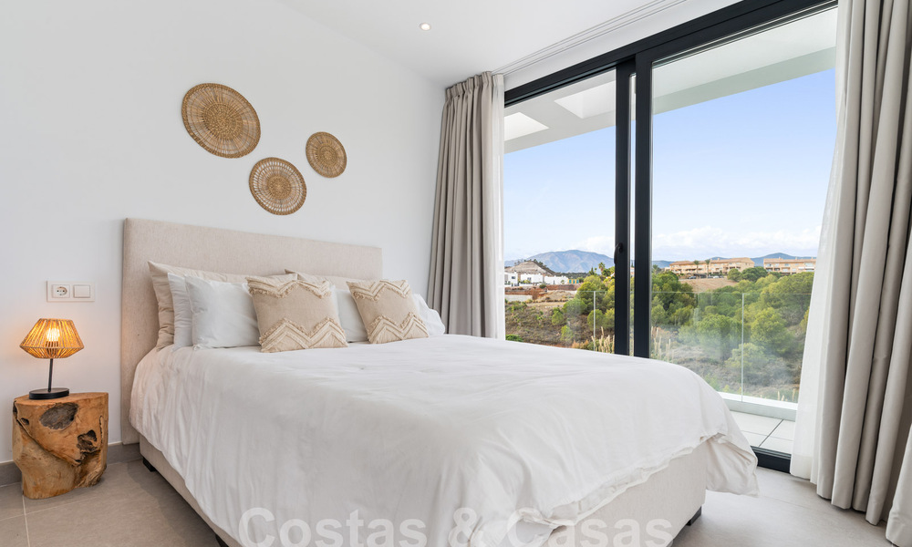 Villa de lujo moderna, lista para entrar a vivir, en venta en un complejo cerrado de golf en la Nueva Milla de Oro, Marbella - Estepona 62909