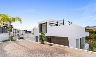 Villa de lujo moderna, lista para entrar a vivir, en venta en un complejo cerrado de golf en la Nueva Milla de Oro, Marbella - Estepona 62916 