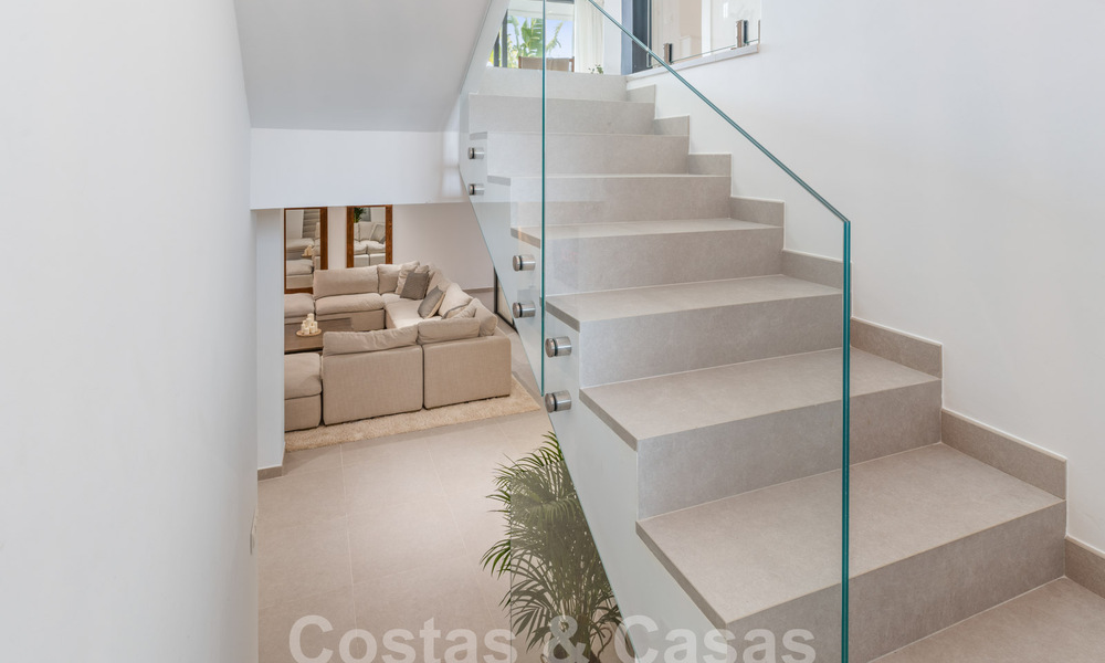 Villa de lujo moderna, lista para entrar a vivir, en venta en un complejo cerrado de golf en la Nueva Milla de Oro, Marbella - Estepona 62920