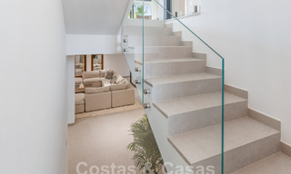 Villa de lujo moderna, lista para entrar a vivir, en venta en un complejo cerrado de golf en la Nueva Milla de Oro, Marbella - Estepona 62920 