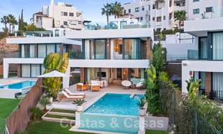 Villa de lujo moderna, lista para entrar a vivir, en venta en un complejo cerrado de golf en la Nueva Milla de Oro, Marbella - Estepona 62926 