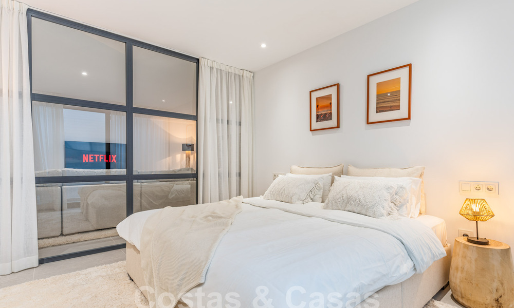 Villa de lujo moderna, lista para entrar a vivir, en venta en un complejo cerrado de golf en la Nueva Milla de Oro, Marbella - Estepona 62928