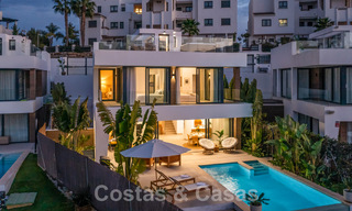 Villa de lujo moderna, lista para entrar a vivir, en venta en un complejo cerrado de golf en la Nueva Milla de Oro, Marbella - Estepona 62934 