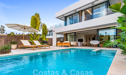 Villa de lujo moderna, lista para entrar a vivir, en venta en un complejo cerrado de golf en la Nueva Milla de Oro, Marbella - Estepona 62935
