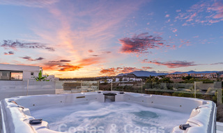 Villa de lujo moderna, lista para entrar a vivir, en venta en un complejo cerrado de golf en la Nueva Milla de Oro, Marbella - Estepona 62937 