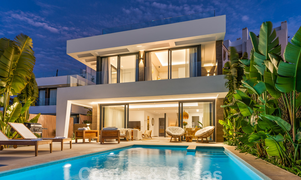 Villa de lujo moderna, lista para entrar a vivir, en venta en un complejo cerrado de golf en la Nueva Milla de Oro, Marbella - Estepona 62939
