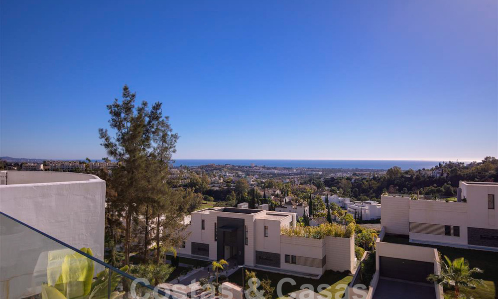 Moderno apartamento con amplia terraza en venta con vistas al mar y cerca de campos de golf en urbanización cerrada en La Quinta, Marbella - Benahavis 62940