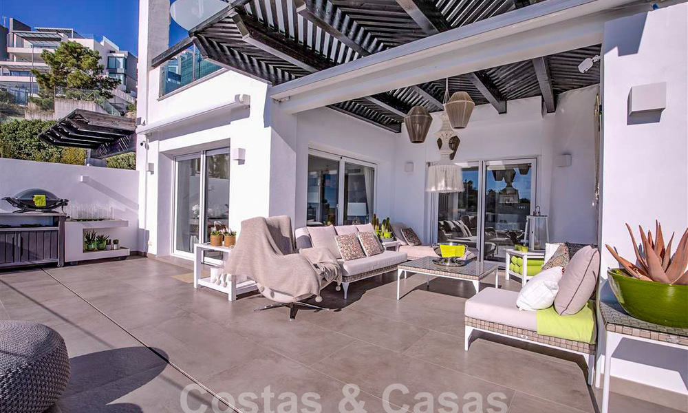 Moderno apartamento con amplia terraza en venta con vistas al mar y cerca de campos de golf en urbanización cerrada en La Quinta, Marbella - Benahavis 62941