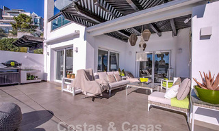 Moderno apartamento con amplia terraza en venta con vistas al mar y cerca de campos de golf en urbanización cerrada en La Quinta, Marbella - Benahavis 62941 