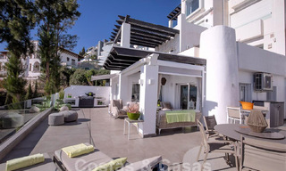 Moderno apartamento con amplia terraza en venta con vistas al mar y cerca de campos de golf en urbanización cerrada en La Quinta, Marbella - Benahavis 62942 
