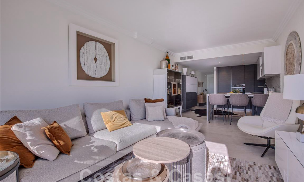 Moderno apartamento con amplia terraza en venta con vistas al mar y cerca de campos de golf en urbanización cerrada en La Quinta, Marbella - Benahavis 62943