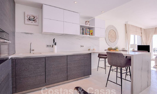 Moderno apartamento con amplia terraza en venta con vistas al mar y cerca de campos de golf en urbanización cerrada en La Quinta, Marbella - Benahavis 62945 