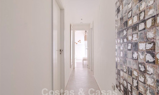 Moderno apartamento con amplia terraza en venta con vistas al mar y cerca de campos de golf en urbanización cerrada en La Quinta, Marbella - Benahavis 62946 