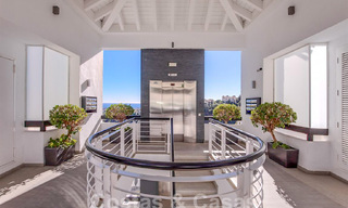 Moderno apartamento con amplia terraza en venta con vistas al mar y cerca de campos de golf en urbanización cerrada en La Quinta, Marbella - Benahavis 62947 