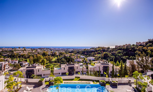 Moderno apartamento con amplia terraza en venta con vistas al mar y cerca de campos de golf en urbanización cerrada en La Quinta, Marbella - Benahavis 62949