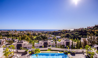 Moderno apartamento con amplia terraza en venta con vistas al mar y cerca de campos de golf en urbanización cerrada en La Quinta, Marbella - Benahavis 62949 