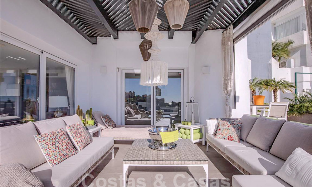Moderno apartamento con amplia terraza en venta con vistas al mar y cerca de campos de golf en urbanización cerrada en La Quinta, Marbella - Benahavis 62950