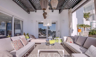 Moderno apartamento con amplia terraza en venta con vistas al mar y cerca de campos de golf en urbanización cerrada en La Quinta, Marbella - Benahavis 62950 