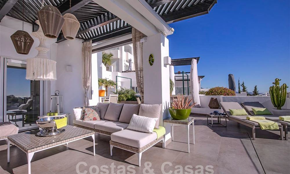 Moderno apartamento con amplia terraza en venta con vistas al mar y cerca de campos de golf en urbanización cerrada en La Quinta, Marbella - Benahavis 62951