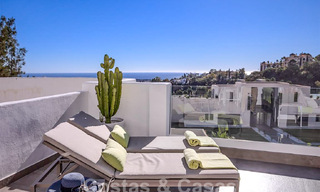 Moderno apartamento con amplia terraza en venta con vistas al mar y cerca de campos de golf en urbanización cerrada en La Quinta, Marbella - Benahavis 62952 