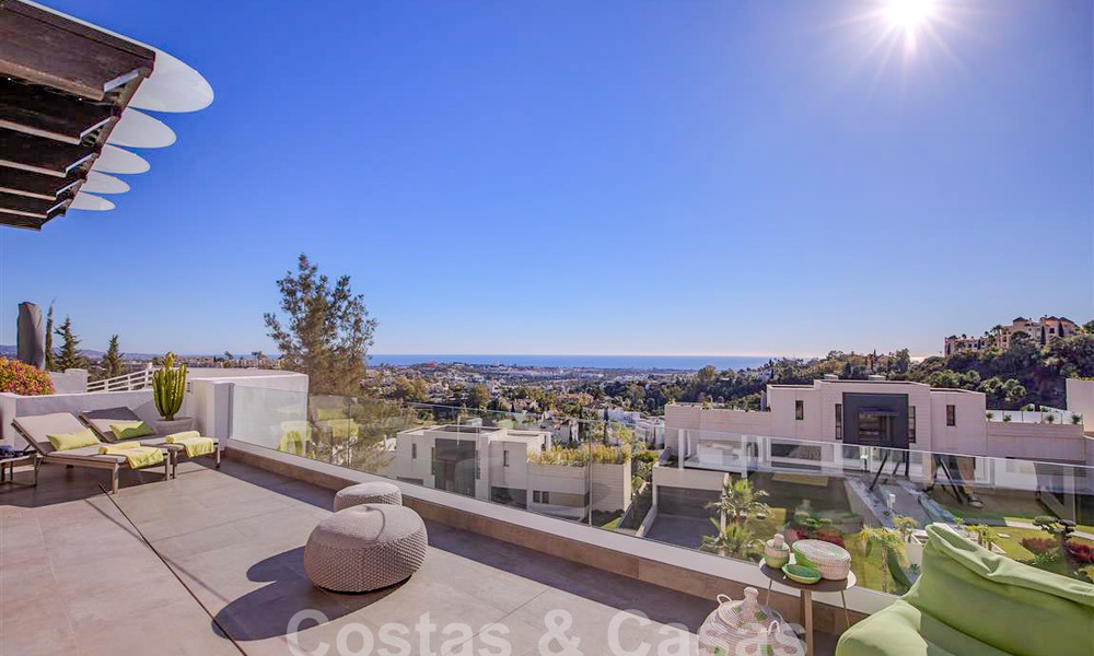 Moderno apartamento con amplia terraza en venta con vistas al mar y cerca de campos de golf en urbanización cerrada en La Quinta, Marbella - Benahavis 62953