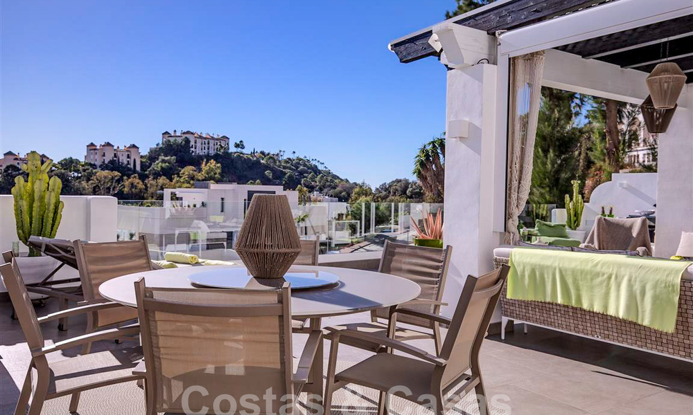 Moderno apartamento con amplia terraza en venta con vistas al mar y cerca de campos de golf en urbanización cerrada en La Quinta, Marbella - Benahavis 62954