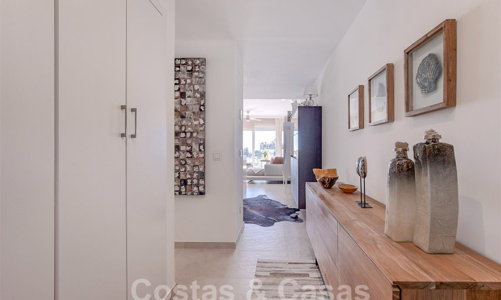 Moderno apartamento con amplia terraza en venta con vistas al mar y cerca de campos de golf en urbanización cerrada en La Quinta, Marbella - Benahavis 62956