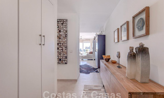 Moderno apartamento con amplia terraza en venta con vistas al mar y cerca de campos de golf en urbanización cerrada en La Quinta, Marbella - Benahavis 62956 