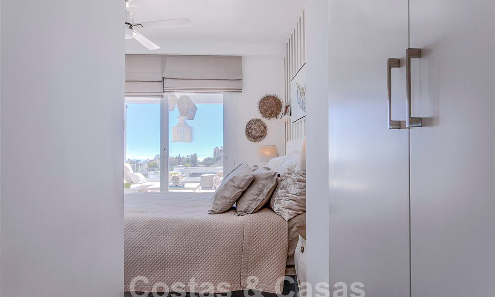 Moderno apartamento con amplia terraza en venta con vistas al mar y cerca de campos de golf en urbanización cerrada en La Quinta, Marbella - Benahavis 62957