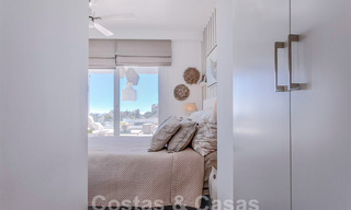 Moderno apartamento con amplia terraza en venta con vistas al mar y cerca de campos de golf en urbanización cerrada en La Quinta, Marbella - Benahavis 62957 
