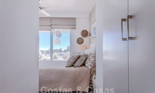 Moderno apartamento con amplia terraza en venta con vistas al mar y cerca de campos de golf en urbanización cerrada en La Quinta, Marbella - Benahavis 62957 