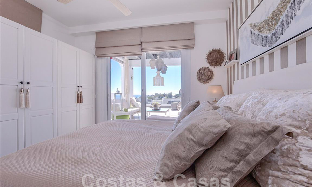 Moderno apartamento con amplia terraza en venta con vistas al mar y cerca de campos de golf en urbanización cerrada en La Quinta, Marbella - Benahavis 62958