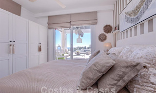 Moderno apartamento con amplia terraza en venta con vistas al mar y cerca de campos de golf en urbanización cerrada en La Quinta, Marbella - Benahavis 62958 