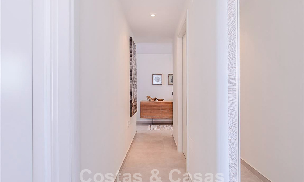 Moderno apartamento con amplia terraza en venta con vistas al mar y cerca de campos de golf en urbanización cerrada en La Quinta, Marbella - Benahavis 62959